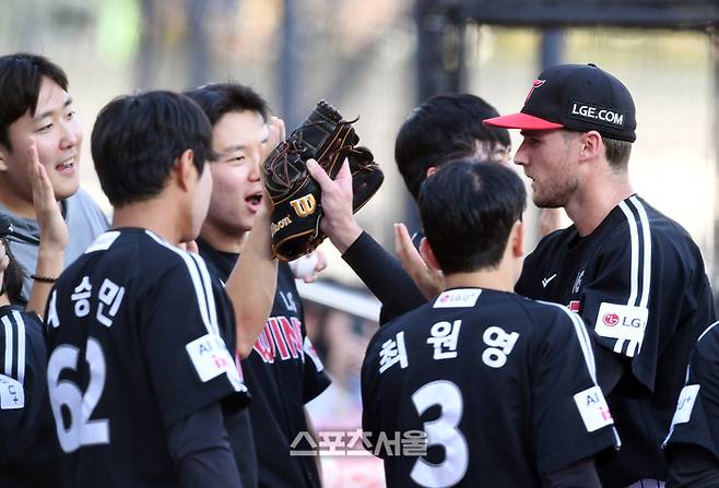 LG 톨허스트가 12일 수원케이티위즈파크에서 열린 2025 KBO리그 KT와 경기 1회말 수비를 마치고 더그아웃으로 들어가면서 동료들과 하이파이브를 하고 있다. 수원 | 박진업 기자 upandup@sportsseoul.com
