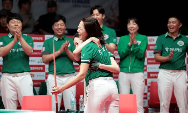 23일 경기도 고양시 고양 킨텍스 PBA 스타디움에서 열린 '웰컴저축은행 PBA 팀리그 2025-2026' 2라운드서 하나카드 선수들이 기뻐하고 있다. /사진=PBA