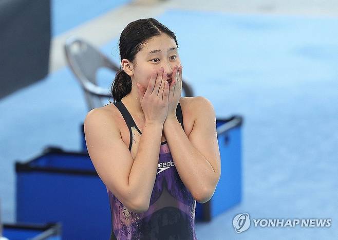 지난해 여자 배영 50m 첫 한신 후 깜짝 놀라고 있는 여중생 스위머 김승원. 사진=연합뉴스