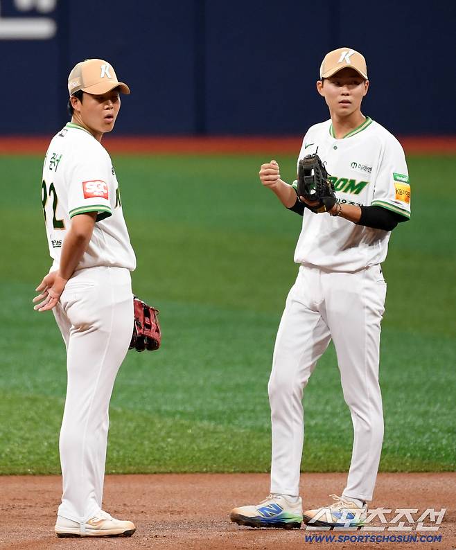 22일 서울 고척스카이돔에서 열린 키움 히어로즈와 롯데 자이언츠의 경기. 키움 유격수 어준서, 2루수 권혁빈이 수비를 하고 있다. 고척=박재만 기자 pjm@sportschosun.com/2025.07.22/