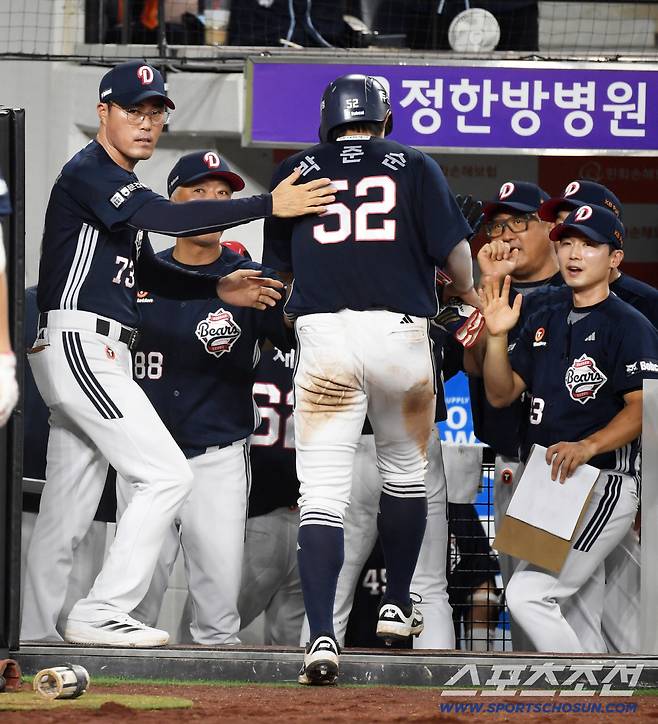21일 대전 한화생명볼파크에서 열린 한화 이글스와 두산 베어스의 경기. 7회초 무사 만루 두산 박계범의 역전 만루포가 터지자 조성환 대행이 기뻐하고 있다. 대전=박재만 기자 pjm@sportschosun.com/2025.08.21/