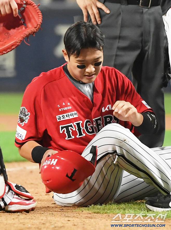 23일 광주 기아챔피언스필드에서 열린 KIA 타이거즈와 LG 트윈스의 경기. 8회초 LG 김영우 직구에 맞은 KIA 김석환이 통증을 호소하고 있다. 광주=박재만 기자 pjm@sportschosun.com/2025.08.23/