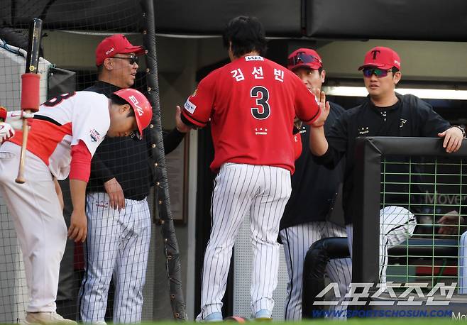 선취점을 올린 김선빈을 반겼던 이범호 감독은 비디오 판독 결과 아웃으로 뒤집히며 좋다가 말았다.