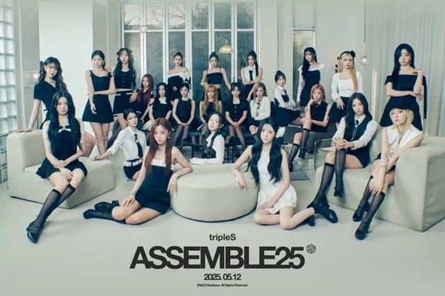 아이덴티티에 앞서 모드하우스에서 데뷔한 그룹 트리플에스는 '코스모' 플랫폼을 통해 24인조라는 대인원·중소 기획사에서 처음 론칭하는 신인 그룹이라는 난관을 모두 극복하고 빠르게 안정화를 이루었다./모드하우스