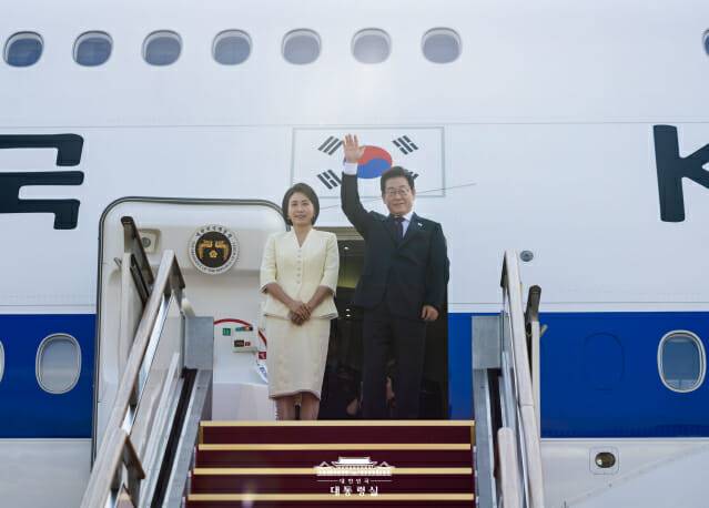 이재명 대통령과 부인 김혜경 여사가 한일 정상회담 참석을 위해 23일 경기 성남시 서울공항에서 출발하는 모습  (사진=대통령실)