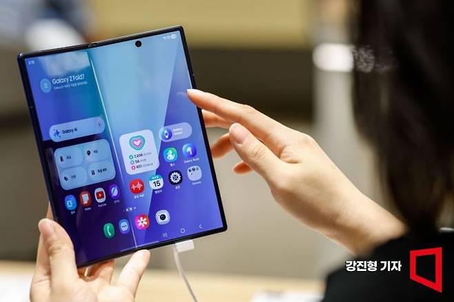 지난달 15일 서울 종로구 KT플라자 광화문중앙점을 찾은 고객이 삼성전자 '갤럭시 Z 폴드7'을 체험하고 있다. 강진형 기자