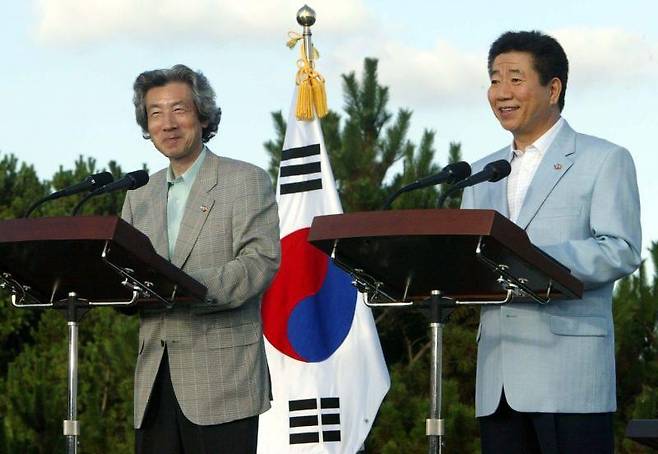 노무현 대통령과 고이즈미 일본 총리가 2004년 7월 21일  제주도의 신라호텔에서 '노 타이 ' 차림으로 정상회담 후  웃으며 기자회견을 하고 있다./청와대