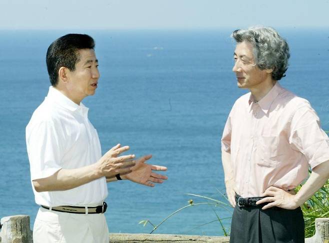 노무현 대통령과 고이즈미 일본 총리가 2004년 7월 22일 제주 신라호텔을 산책하며 대화하고 있다./청와대