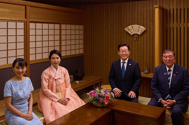 이재명 대통령과 김혜경 여사가 이시바 시게루 일본 총리, 부인 이시바 요시코 여사와 23일 저녁 총리 관저에서 친교 만찬을 하며 기념 촬영을 하고 있다./뉴시스