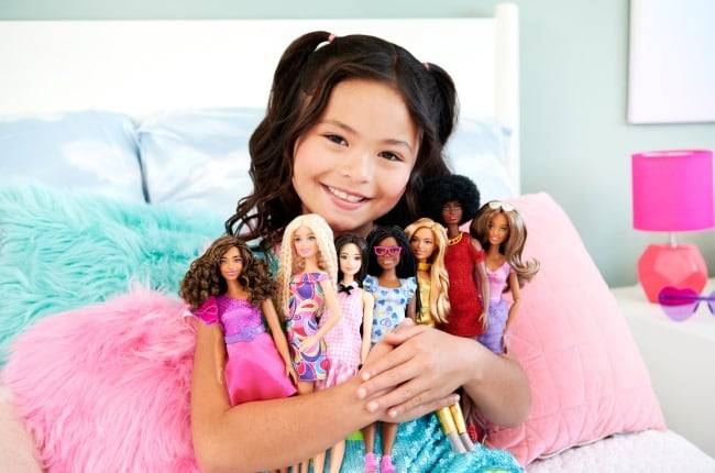 ‘미국 장난감 제조사 마텔(Mattel)은 최근 오픈AI와 함께 ’AI 바비’를 선보일 계획을 발표했다. 버튼을 누르면 정해진 대사가 나오는 기존 방식과 달리, AI 바비는 챗GPT처럼 아이와 실시간으로 대화할 수 있는 기능을 갖출 것으로 예상된다./마텔