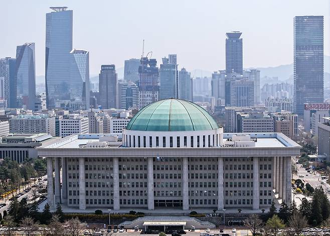 서울 영등포구 여의도에서 드론으로 촬영한 국회의사당 전경. /뉴스1