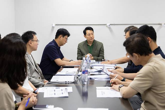 오세훈 서울시장이 24일 서울 잠실오세훈 서울시장은 24일 오전 청년안심주택 잠실센트럴파크에 설치된 ‘청년안심주택 입주자 보호 주말 현장상담소’를 찾아 운영 현황을 점검하고 있다. /서울시 제공
