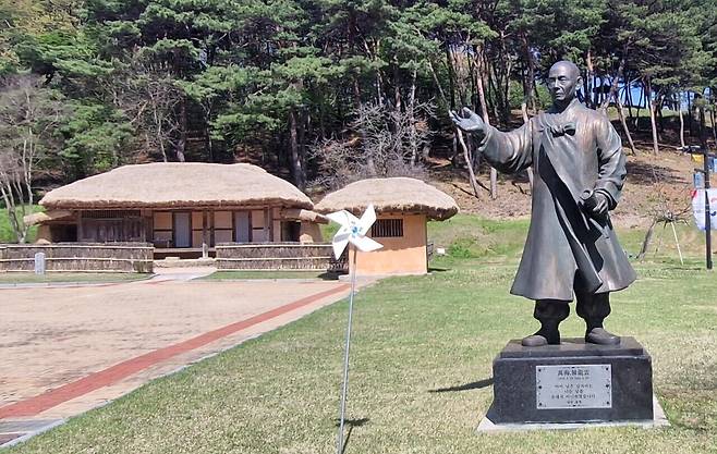 충남 홍성군 결성면 만해로 318번길 83 위치한 만해 한용운 생가지와 동상. 김재근 선임기자