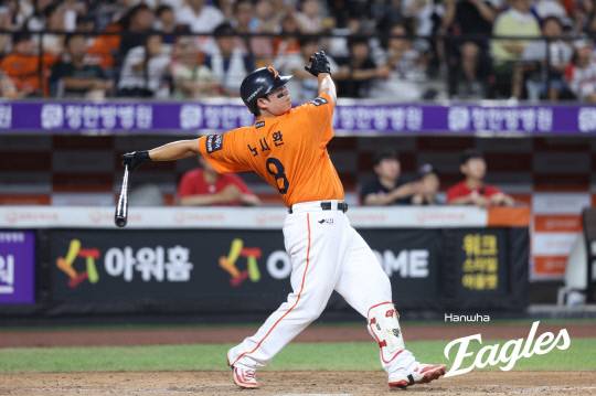 24일 대전 한화생명볼파크에서 열린 한화이글스와 SSG랜더스의 025 신한 SOL 뱅크 KBO리그 주말 3연전 마지막 경기에서 5회말 노시환이 홈런을 치고 있다. 한화이글스 제공