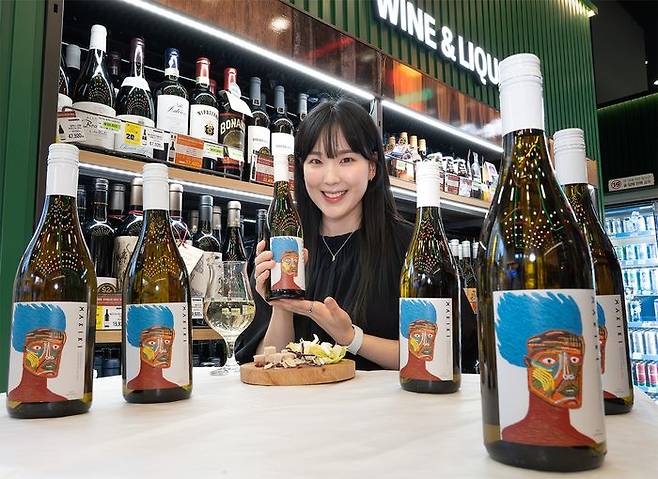 모델일 세븐일레븐이 배우 하정우와 손잡고 선보인 세 번째 아트와인 '마키키 쇼비뇽블랑'을 소개하고 있다.ⓒ세븐일레븐