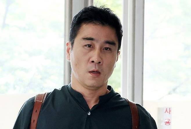 임성근 전 해병대 1사단장 구명 로비 의혹을 정치권에 제보한 전직 해병 이관형 씨가 21일 참고인 신분으로 조사를 받기 위해 서울 서초한샘빌딩에 위치한 순직해병특별검사팀으로 출석하고 있다.ⓒ연합뉴스