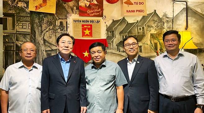 응우엔 반 떤 VINASME 회장(왼쪽부터), 김기문 중앙회장, 응우엔 찌 쭝 부총리, 최영삼 주베트남 한국대사, 응우엔 뜩 땀 재무부 차관ⓒ중소기업중앙회
