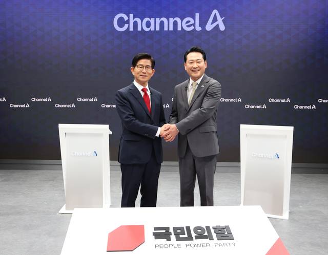 국민의힘 제6차 전당대회 당대표 선거 결선에 진출한 김문수·장동혁(왼쪽부터) 후보가 23일 서울 채널A 광화문 스튜디오에서 열린 결선 TV토론회에서 기념촬영을 하고 있다.<국회사진기자단·연합뉴스>