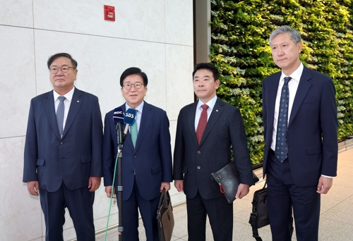 박병석 전 국회의장, 더불어민주당 김태년·박정 의원, 노재헌 동아시아문화재단 이사장 등 대통령 중국 특사단이 24일 인천국제공항 제1여객터미널을 통해 중국으로 출국하고 있다.   [연합뉴스]
