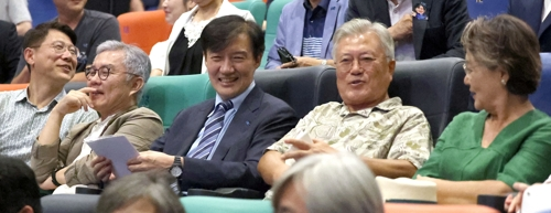 문재인 전 대통령 내외와 조국혁신당 조국 혁신정책연구위원장 등이 24일 경남 양산시 물금읍 메가박스 양산증산점에서 영화 ‘다시 만날, 조국’ 관람을 앞두고 객석에 앉아 있다. 왼쪽 두 번째부터 더불어민주당 최강욱 교육연수원장, 조국 위원장, 문 전 대통령, 김정숙 여사.   [연합뉴스]