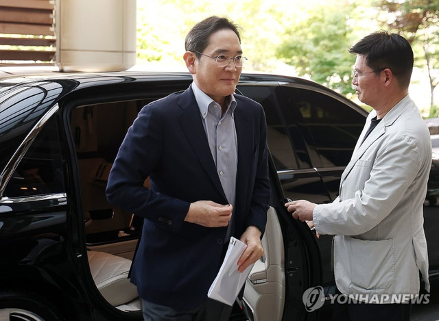 이재용 삼성전자 회장이 미국 워싱턴DC에서 열리는 한미 정상회담의 경제사절단에 동행하기 위해 24일 서울 강서구 서울김포비즈니스항공센터(SGBAC)를 통해 출국하고 있다. 연합뉴스