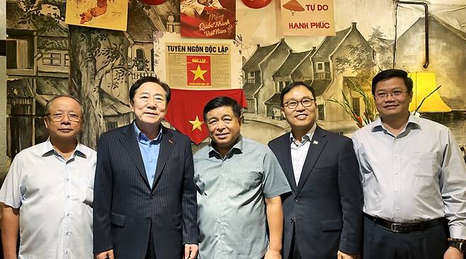 중소기업중앙회는 지난 21일부터 23일까지 베트남 하노이와 닌빈성을 방문해 한-베 중소기업 간 기술교류와 투자협력 확대를 위한 대표단 파견 일정을 진행했다. (왼쪽부터) 응우엔 반 떤 VINASME 회장, 김기문 중앙회장, 응우엔 찌 쭝 부총리, 최영삼 주베트남 한국대사,  응우엔 뜩 땀 재무부 차관