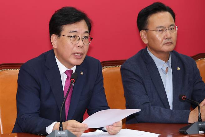 발언하는 송언석 원내대표     (서울=연합뉴스) 김주성 기자 = 국민의힘 송언석 비상대책위원장 겸 원내대표가 24일 서울 여의도 국회에서 기자간담회를 열어 '노동조합 및 노동관계조정법 일부개정법률안(노란봉투법)' 본회의 처리 등과 관련해 발언하고 있다. 2025.8.24     utzza@yna.co.kr (끝)
