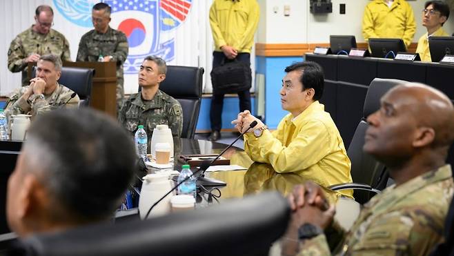안규백 국방부 장관이 지난 20일 한미연합군사령부 전시지휘소를 방문해 연합방위태세를 점검하고 있다. 한미연합사 제공.