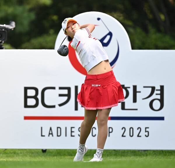 2025년 한국여자프로골프(KLPGA) 투어 BC카드·한경 레이디스컵 우승 경쟁에 뛰어든 장타자 방신실 프로가 3라운드에서 경기하는 모습이다. 사진제공=KLPGA (사진을 무단으로 사용하지 마십시오.)