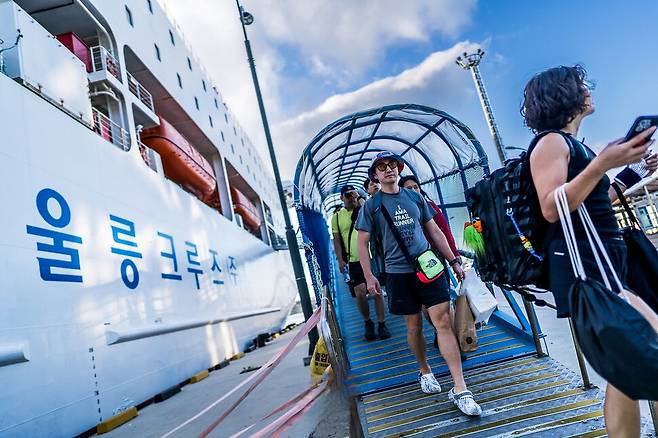 포항 영일만항에서 출항한 크루즈를 타고 다음날 아침 7시께 울릉도에 도착한 대회 참가자들. 조준 제공
