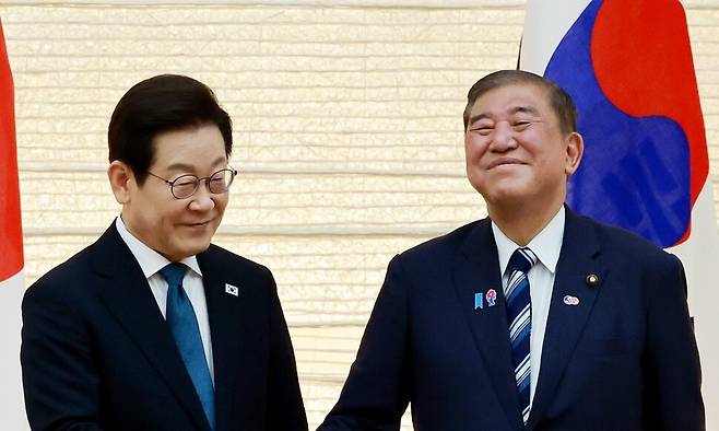 이재명 대통령과 이시바 시게루 일본 총리가 23일 일본 도쿄 총리 관저에서 열린 한-일 정상 공동 언론 발표를 마친 뒤 악수하고 있다. 연합뉴스