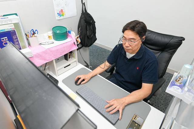 서울시 자살예방센터 정신건강전문요원 주상현씨가 전화 상담 업무를 하고 있다. 그는 보건의료노조 서울시정신보건지부장으로 활동 중이다. 남동균 인턴기자