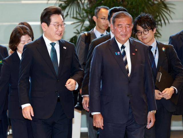 이재명(왼쪽) 대통령과 이시바 시게루 일본 총리가 23일 일본 도쿄 총리 관저에서 회담장으로 이동하고 있다. 연합뉴스