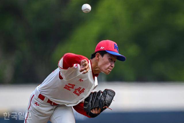 군산상일고 한희성이 24일 서울 목동구장에서 열린 제53회 봉황대기 전국고교야구대회 배명고와 16강전에서 역투하고 있다. 박시몬 기자