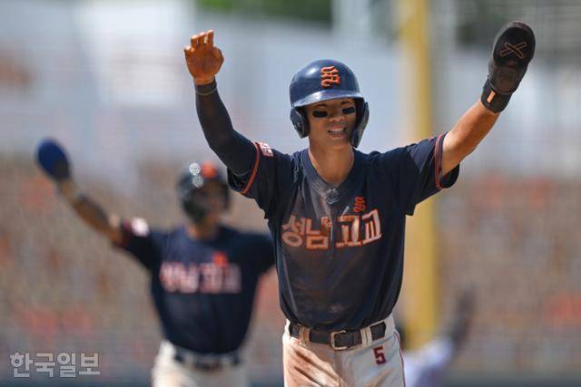 성남고 정의택이 24일 서울 목동구장에서 열린 제53회 봉황대기 전국고교야구대회 16강전 개성고와 경기에서 6회초 김서준의 3점 홈런에 홈으로 들어오며 기뻐하고 있다. 박시몬 기자