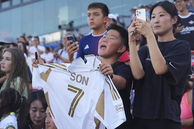 <yonhap photo-3856=""> A young fan yells for an autograph from Los Angeles FC forward Heung Min Son before a MLS soccer match against FC Dallas in Frisco, Texas, Saturday, Aug. 23, 2025. (AP Photo/LM Otero)/2025-08-24 11:00:07/ <저작권자 ⓒ 1980-2025 ㈜연합뉴스. 무단 전재 재배포 금지, AI 학습 및 활용 금지></yonhap>