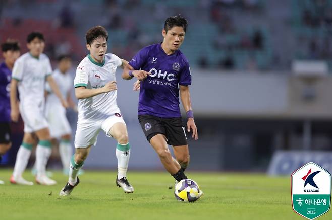 FC안양(보라색 상의)과 대전하나시티즌의 하나은행 K리그1 2025 27라운드 경기 장면. 사진=프로축구연맹