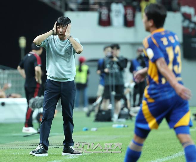 프로축구 '하나은행 K리그1 2025' 27라운드 FC서울과 울산HD의 경기가 24일 오후 서울 마포구 서울월드컵경기장에서 열렸다. 후반 신태용 감독이 어이없는 패스 미스에 머리를 감싸고 있다. 상암=김민규 기자 mgkim1@edaily.co.kr /2025.08.24/