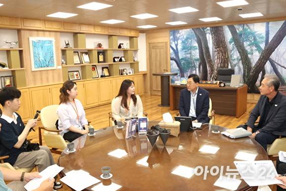 지난 22일 주낙영 경주시장이 동국대 WISE 캠퍼스 학보사 기자들과 청사 대외협력실에서 지역 대학 현안을 주제로 인터뷰를 진행하고 있다. [사진=경주시청]