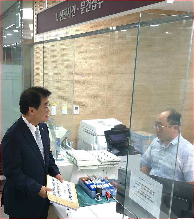배준영 의원이 제3연륙교 관련 헌법소원을 접수하고 있다. 사진 배준영 의원실
