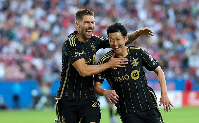 MLS 데뷔골을 터트린 손흥민(오른쪽)이 동료들과 기쁨을 나누고 있다. [로이터=연합뉴스]