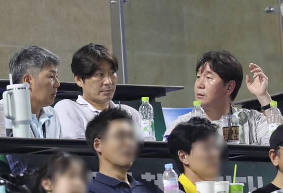 잠실구장에서 선수들을 지켜보는 야구대표팀 류지현 감독, 강인권 수석코치, 김원형 투수코치(이상 왼쪽부터). 연합뉴스