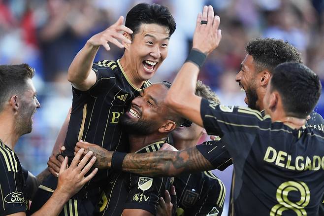 MLS 데뷔골을 터트린 손흥민(가운데)이 동료들과 기쁨을 나누고 있다. [AP=연합뉴스]