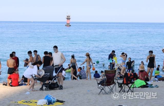 ▲ 해수욕장이 폐장했지만 23일 강릉 경포해변은 더위를 날리기 위한 피서객들로 붐볐다.황선우 기자