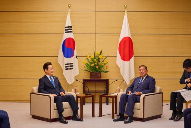 ▲ 1박2일 일정으로 일본을 방문한 이재명 대통령이 23일 일본 도쿄 총리 관저에서 이시바 시게루 일본 총리와 한일 정상 소인수회담을 하고 있다. 연합뉴스