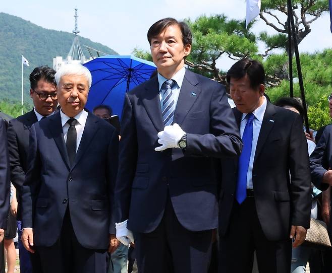 ▲ 조국혁신당 조국 전 대표가 24일 부산 중구 부산민주공원을 찾아 참배하고 있다 [연합뉴스]
