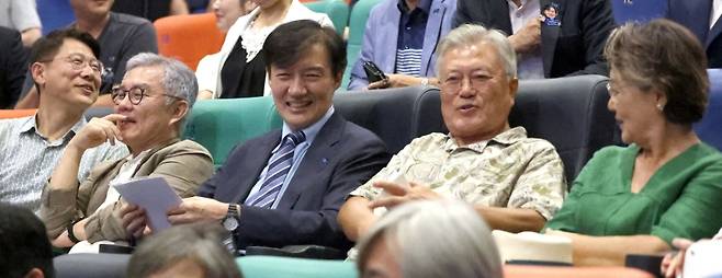 ▲ 문재인 전 대통령 내외와 조국혁신당 조국 혁신정책연구원장 등이 24일 오후 경남 양산시 물금읍 메가박스 양산증산점에서 영화 '다시 만날, 조국' 관람을 앞두고 객석에 앉아 있는 모습 [연합뉴스]
