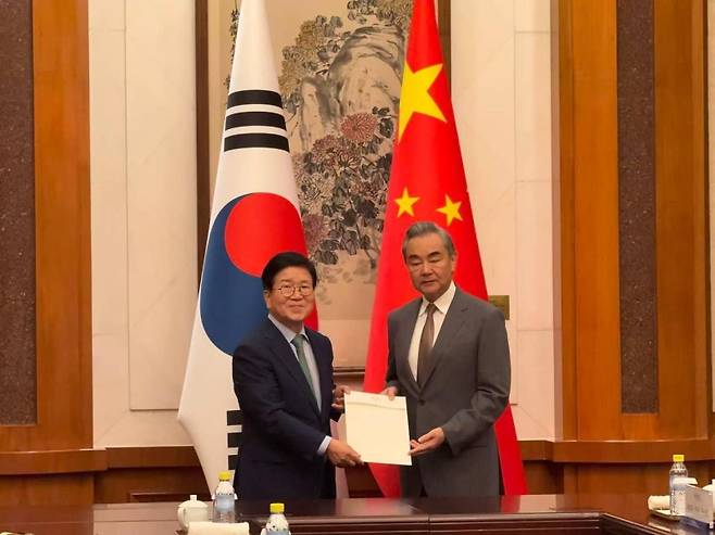 ▲박병석 특사단장(왼쪽), 中왕이와 면담 [연합뉴스]