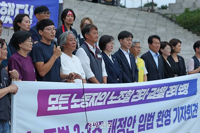 거제통영고성 조선하청지회 조합원 유최안씨가 ‘노란봉투법’(노동조합법 2·3조 개정안)이 국회 본회의를 통과한 24일 국회 본청 앞 계단에서 열린 입법 환영 기자회견에 참석해 발언하고 있다. 정효진 기자