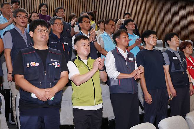 24일 국회 본회의에서 ‘노동조합법 2·3조 개정안(노란봉투법)’이 통과되자 국회 방청석에서 본회의를 방청하던 양경수 민주노총 위원장 등 노동계 관계자들이 기립해 손뼉을 치고 있다. 연합뉴스
